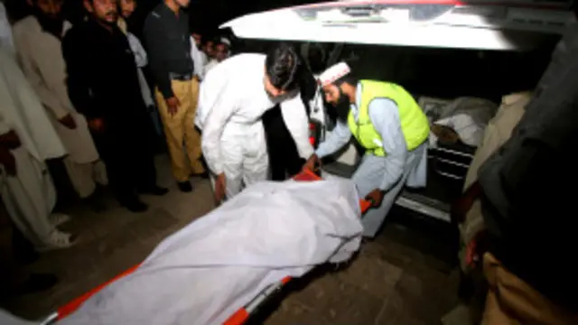 پولیس اہلکار نے بتایا کہ اس واقعے میں پانچ خواتین اور دو بچے بھی ہلاک ہوئے ہیں