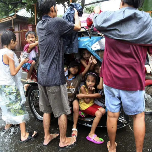 Menuju tempat penampungan sementara