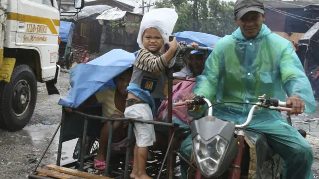 Naik becak bermotor ke tempat pengungsian