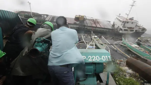 Kapal terlempar karena topan Nesat