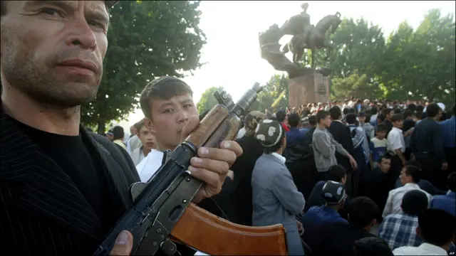 کلاشنکوف بنیادی طور پر روسی فوج کے لیے بنائی گئی تھی لیکن یہ باغیوں گروہوں ، نجی سکیورٹی گارڈز اور دنیا بھر کی قانونی اور غیر قانونی مسلح تنظیموں میں بھی یکساں مقبول ہے۔