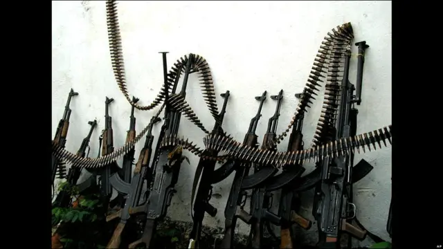 Так выглядит "оружейный прилавок" на базаре в Могадишо. Еще недавно автомат Калашникова можно было свободно купить на любом из четырех открытых рынков сомалийской столицы.