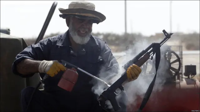 کلاشنکوف ایک بہت ہی سادہ اور استعمال میں آسان ہتھیار ہے اور اس کی دیکھ بھال میں کوئی پیچیدگی پیش نہیں آتی۔
