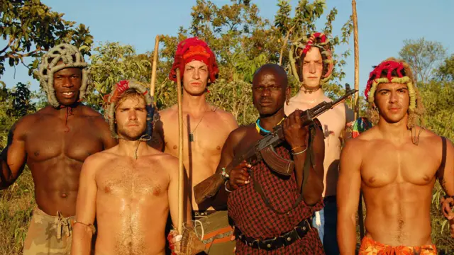 Этот кадр был сделан во время съемок реалити-шоу Last Man Standing. По правилам, шестеро атлетов из Британии и США принимали участие в традиционных состязаниях африканских племен. Однако даже аборигены Эфиопии встретили участников с "калашниковыми" в руках.