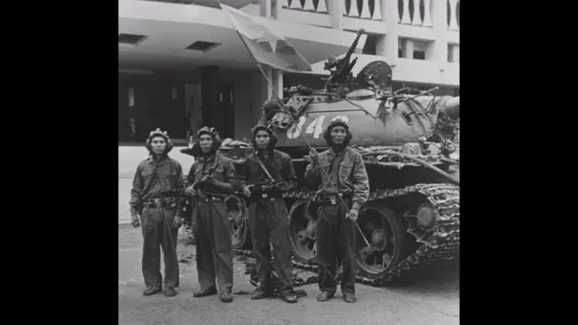 Автомат Калашникова был принят на вооружение Советской Армии в 1949 году и быстро распространился в странах-союзниках СССР. На этой фотографии запечатлены северовьетнамские солдаты у президентского дворца в Сайгоне в 1975 году.