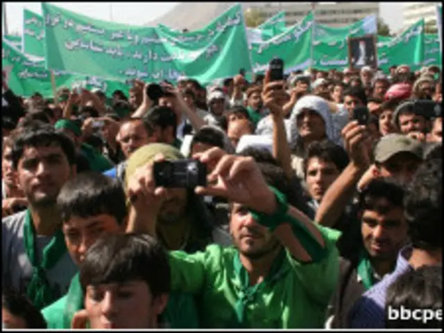 لاریون کوونکو د طالبانو ضد شعارونه ورکول