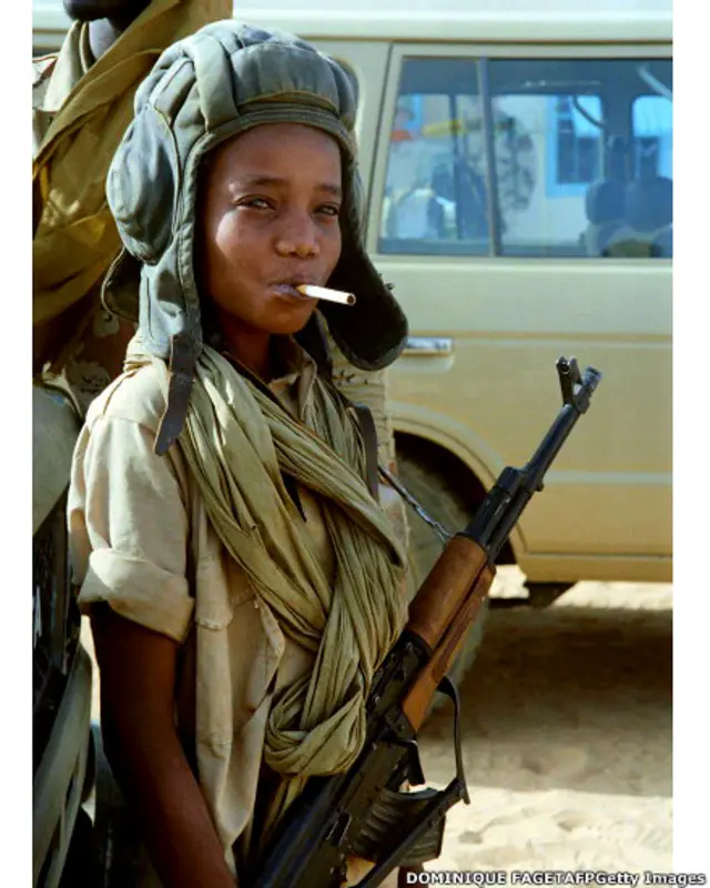 Lính trẻ em cầm súng AK, đội mũ của lính tăng tại Kalait trong xung đột Chad với Libya hồi tháng 4/1987.