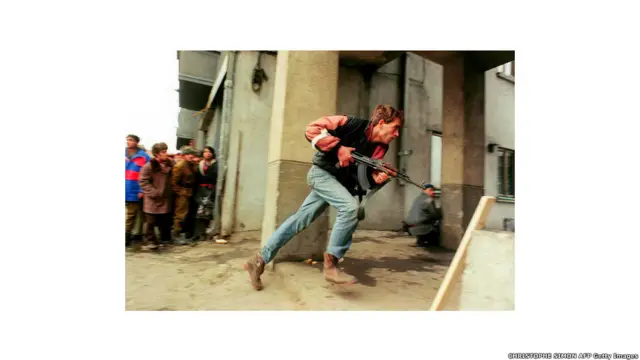 Chiến binh chống Cộng sản tại Bucharest ngày 24/12/1989 cầm súng AK truy công an của chế độ Ceausescu.