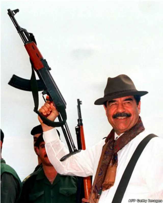 Ông Saddam Hussein lúc còn cầm quyền từng ngạo nghễ gương khẩu AK trong một chuyến thăm đến làng quê vùng Bắc Iraq.