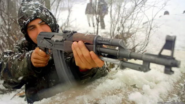 Этник албан жангчи 2001 йил 23 февралида Сербиянинг Шошож қишлоғи яқинида соқчиликда турипти. Бу жой Югославиядаги фуқаролар уруши пайтида Сербия билан Косово ўртасидаги буфер ҳудуд деб эълон қилинган.