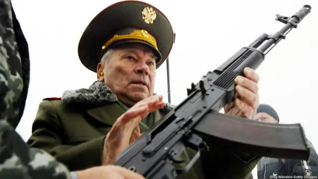 2002 йилнинг 23 ноябрида дунёдаги энг машҳур автомат қурол яратилганининг 55 йиллиги нишонланди. Бу автомат ихтирочиси Михаил Калашников Россиянинг Ижевск шаҳрида АК-74 автомати билан. Айрим ҳисоб-китобларга кўра, 1947 йилдан буён дунёда ишлаб чиқарилган Калашников автоматлари сони 70 миллион билан 100 миллион ўртасида. АКга рақиб Ғарбдаги энг машҳур М-16 автомат қуроли жами 7 миллион атрофида ишлаб чиқарилган.