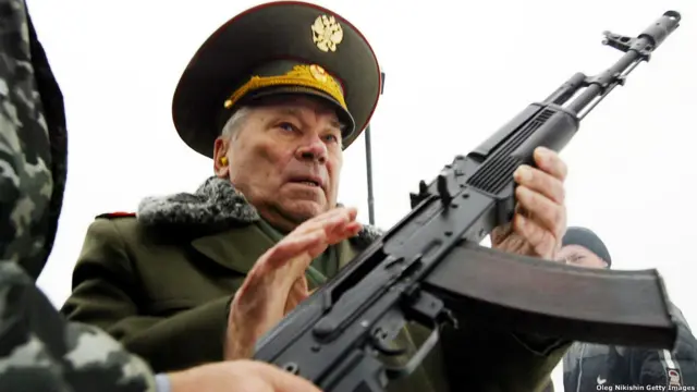 Ông Mikhail Kalashnikov là người thiết kế ra khẩu tiểu liên cho bộ binh nổi tiếng bậc nhất thế giới vừa qua đời hôm 23/12/2013. Trong hình, ông nhận một khẩu AK47 hồi tháng 11/2002 ở Izhevsk nhân kỷ niệm 55 năm ngày khẩu súng ra đời.