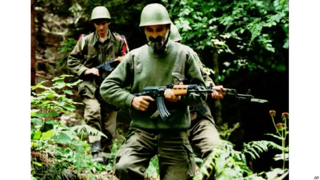 Югославиядаги фуқаролар уруши пайтида патрул хизматини ўтаётган Сербия армияси жангчилари АК-47 автоматлари билан.