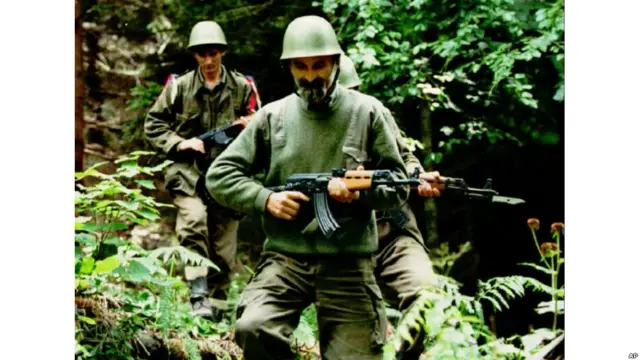 نیروهای ارتش صربستان در حال گشت زنی با کلاشنیکف در جریان جنگ داخلی یوگسلاوی.