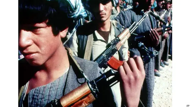 Афғонистон. 1996 йил. АК-47 автоматини тутган бола генерал Абдурашид Дўстим жангчиларидан бири бўлган.