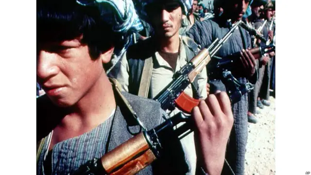 Sau Chiến tranh Lạnh, Afghanistan cũng chứng kiến cảnh lính trẻ em cầm súng trong lực lượng của Tướng Dostum. Hình chụp năm 1996.