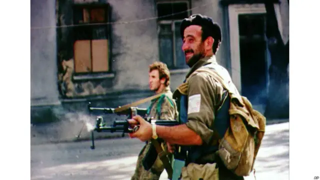 1993 йил янги йил кунида Абхазиянинг Сухуми шаҳрида жанглар бошланган. Кўча жангларида иштирок этганларнинг қўлларида ҳам ўша машҳур АК-47 тасвирга олиниб қолган. 