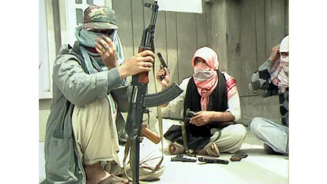 Phe nổi dậy Kashmir cầm súng AK-47 trong những năm 1990.