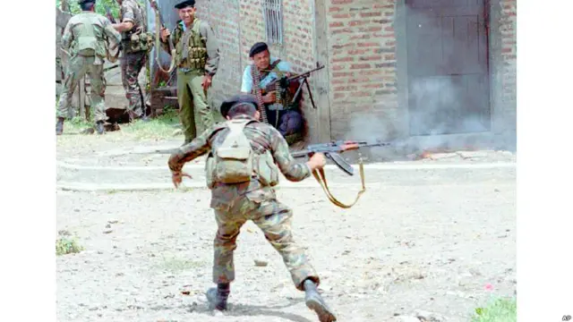 1993 йил. Никарагуа армияси жангчиси АК-47 автомати билан Сандинист исёнчиларга қарата ўт очмоқда. 