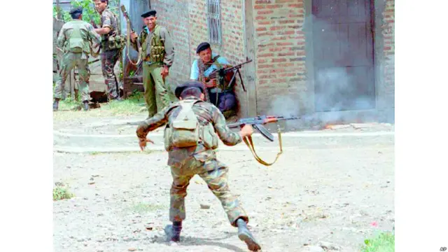سرباز ارتش نیکاراگوئه در درگیری با شورشیان ساندینیست در سال ۱۹۹۳.