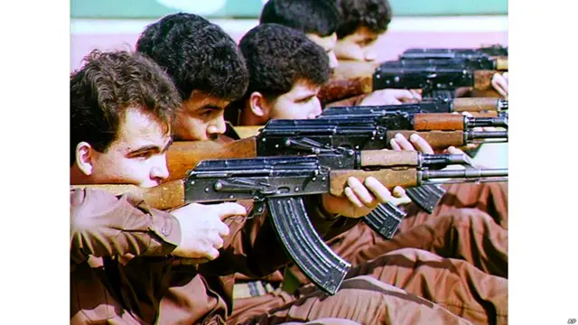 Trong cuộc chiến Vùng Vịnh lần 1 năm 1991, quân tình nguyện Jordan tập bắn súng AK-47.