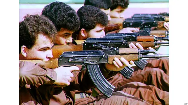 1991 йилдаги Биринчи Кўрфаз уруши. Ҳарбий тайёргарликдан ўтказиш марказида АК-47 автоматидан отишни машқ қилаётган иорданиялик кўнгилли жангчилар.