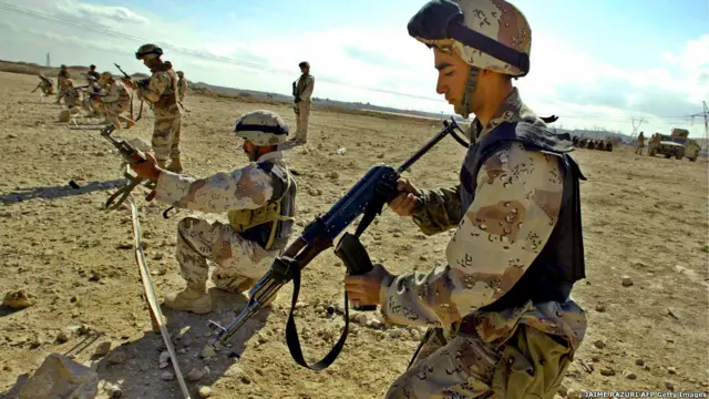 Nhưng sau khi ông Saddam Hussein bị lật đổ, quân đội của nước Iraq mới cũng dùng súng AK-47: lính Iraq tập bắn tại một căn cứ của Thủy quân Lục chiến Hoa Kỳ gần Haditah hồi 2005.