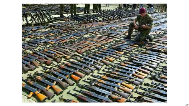 سلاح هایی که از آلبانیایی تبارهای مقدونیه تحویل گرفته شده است، جنوب مقدونیه سال ۲۰۰۱.