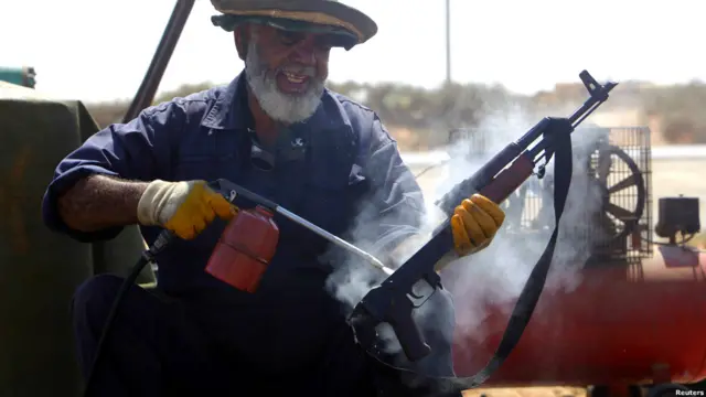 یک مخالف مسلح دولت معمر قذافی در ۹۵ کیلومتری شهر سرت.