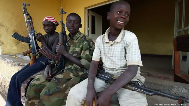 کودکان سرباز از اتحادیه میهن پرستان کنگو در سال ۲۰۰۳. 