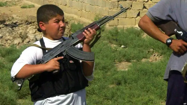 2004 йил 8 сентябри. Ироқнинг Фаллужа шаҳрида исёнчилар сафидаги бола.