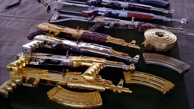 Súng AK-47 cũng được dùng trong các vụ án mạng. Tại đây, ở Sinaloa, Tây Bắc Mexico, nhà chức trách tịch thu nhiều tiểu liên nạm vàng từ băng nhóm buôn ma tuý.