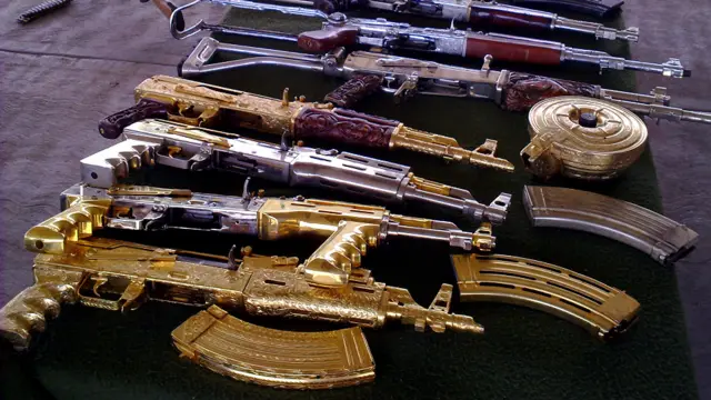 Мексика шимоли-ғарбидаги Синалоа шаҳрида наркокартел аъзоларидан мусодара қилинган, айрим қисмлари тиллодан ясалган Калашников автоматлари. 