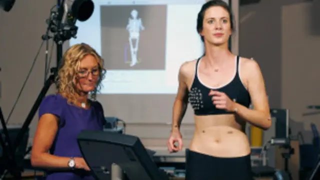 Joanna Scurr (à esq,), durante experimentos sobre a biomecânica dos seios (Foto: Divulgação - Universidade de Portsmouth)