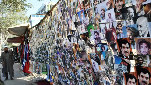 عکسهای دکتر نجیب الله، در میان تصاویری از احمدشاه مسعود، فرمانده ضد طالبان، ظاهرشاه که "بابای ملت" لقب گرفته، احمد ظاهر، خواننده پرآوازه افغان و دیگر چهره های های مشهور و محبوب افغانستان