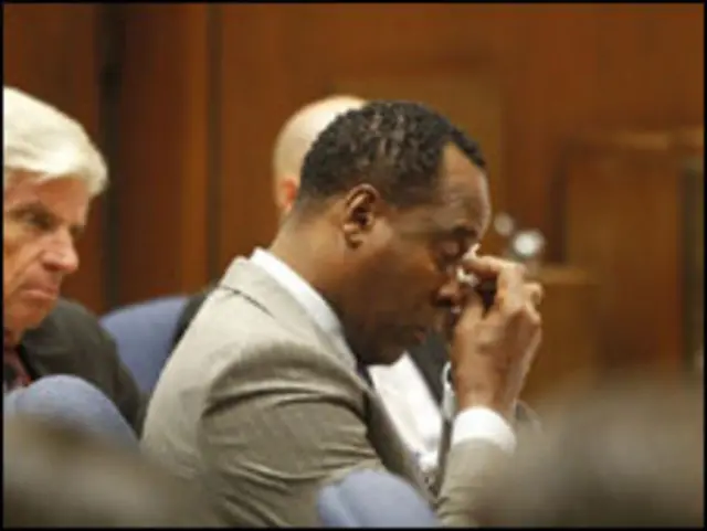 ဒေါက်တာ Conrad Murray ကို တရားခွင်မှာ တွေ့ရပုံ