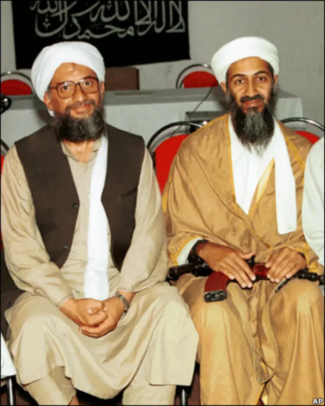 Калашников автомати билан суратга тушган фақат Саддам Ҳусайн бўлмаган. Усома бин Лодин ва Айман аз-Заваҳирий.