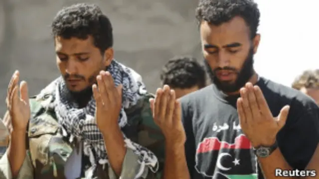 Противники Каддафи молятся перед боем