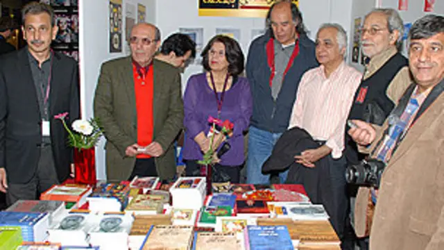 از چپ به راست: عباس کامرانی، جواد مجابی، ژیلا مساعد، منصور کوشان، محمد شمس لنگرودی، شکرالله منظور و عباس شکری از جمله شرکت کنندگان در نمایشگاه کتاب گوتنبرگ بودند