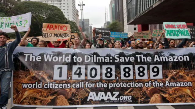 Unjuk rasa mementang pembangunan bendungan di Brasil