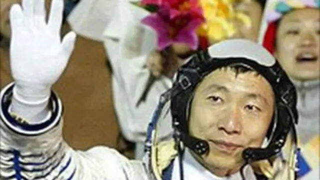 Первый китайский космонавт Ян Ливэй