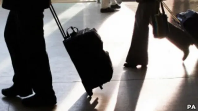 Turistas com malas (Foto PA)