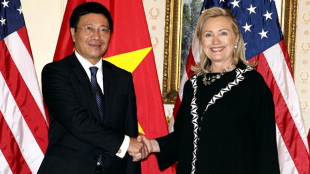 Hai ngoại trưởng Phạm Bình Minh và Hillary Clinton tại New York tháng 9/2011