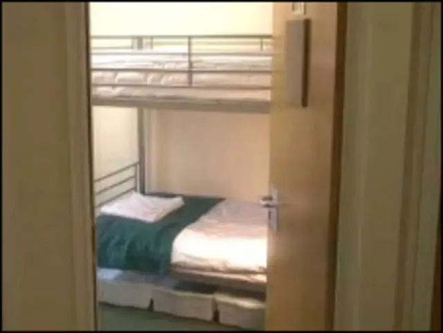 校方称,因价格原因一些分到单人间的学生反而要求住上下铺房间。