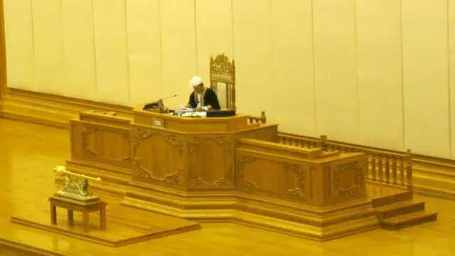 缅甸人民议会议长主持会议