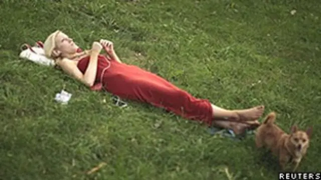 Escuchando música en el parque