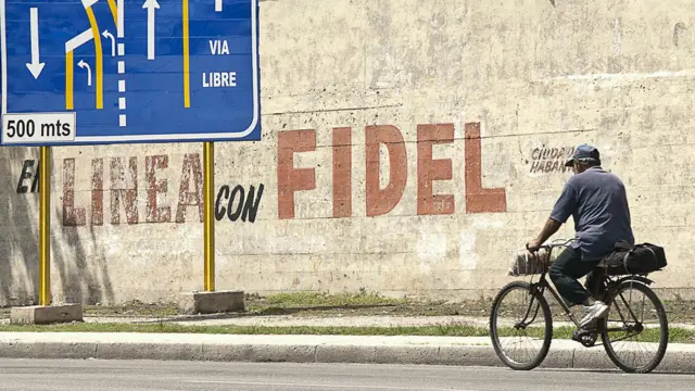 Bicicleta junto a un mural en Cuba 