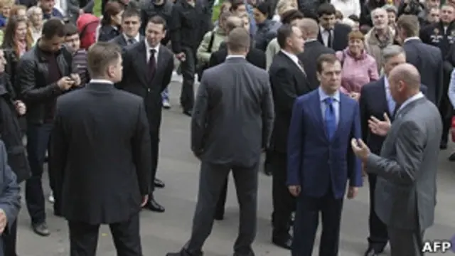 Человек на видеозаписи утверждает, что работал в службе охраны президента, но был уволен