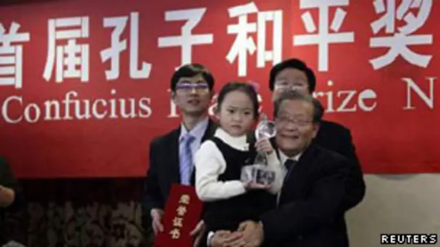在「孔子和平獎」頒獎儀式上，一位女童代連戰領獎(09/12/2010)