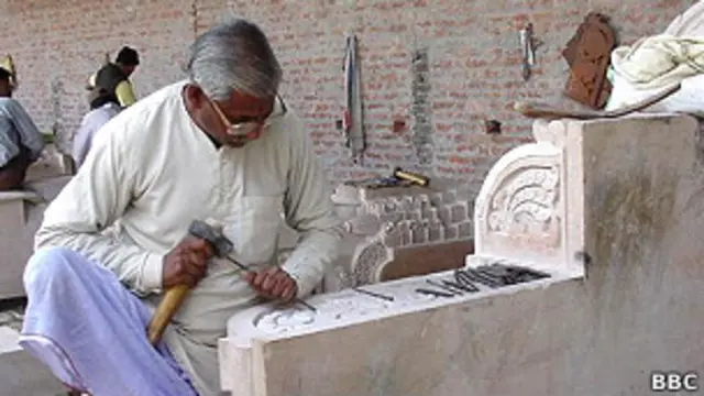 بابری مسجد کی جگہ پر مندر تعمیر کرنے کا کام بھی کیا جا رہا تھا